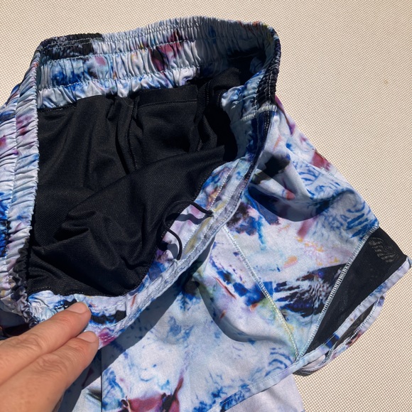 Size 4 Lululemon Hotty Hot low rise shorts - Picture 2 of 3